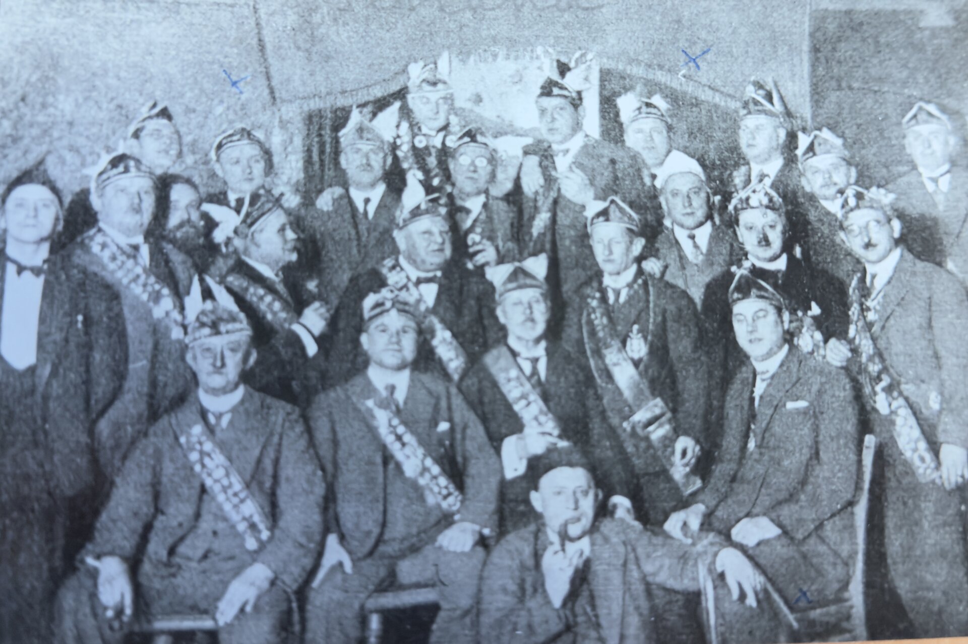 Historische Aufnahme einer Schlaraffia-Sippung – Gruppenbild mit Helmen und Ordensketten